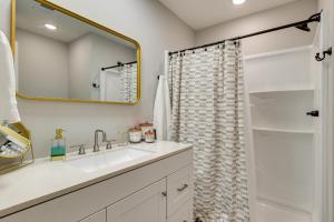 Koupelna v ubytování Counce Vacation Rental with Private Deck Near Golf! + 18 fotografií