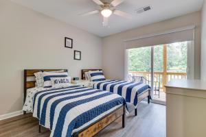 Ліжко або ліжка в номері Counce Vacation Rental with Private Deck Near Golf!