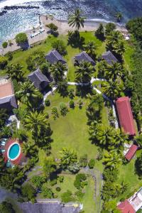 Luftblick auf ein Resort mit Palmen in der Unterkunft Punatea Village in Afaahiti