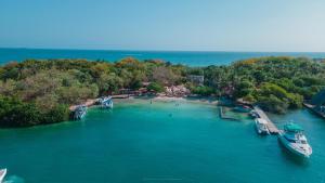 een luchtzicht op een strand met een boot in het water bij Hotel Islabela Islas Del Rosario in Isla Grande
