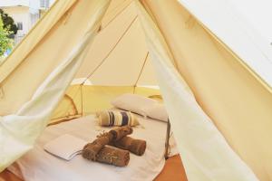 uma tenda branca com um par de sapatos em Camping Tents with Garden Hanging Bed em Porto Rafti