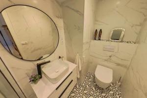 Baño blanco con lavabo y espejo en Hadar Deluxe - tucasaenlospirineos, en Escarrilla