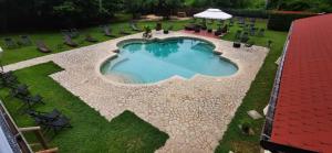 einen Blick über einen Pool im Hof in der Unterkunft Country House in Mercogliano