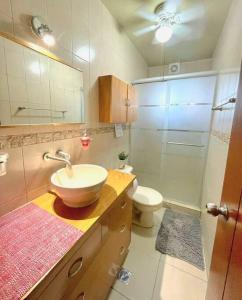 a bathroom with a sink and a shower and a toilet at Hermoso departamento en Paseo Santa Lucia in Monterrey