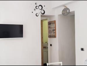 イスキアにあるCasa Vacanza Vitielloのリビングルーム(壁に薄型テレビ付)