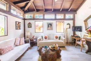 a living room with a couch and a coffee table at Casa na Barra do Sahy - Beira Mar - Litoral Norte SP in São Sebastião