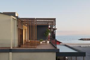 een huis op het strand met de oceaan erachter bij Maison 4 Seasons in Kalamata