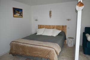 a bedroom with a bed with a wooden headboard at Dbarka7 in Sète +41 photos
