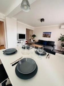 een woonkamer met een tafel met borden en wijnglazen bij Le soulier de notre dame in Marseille