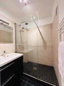 een badkamer met een wastafel en een douche bij Le soulier de notre dame in Marseille