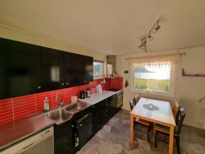 Η κουζίνα ή μικρή κουζίνα στο Nappstraumen Seaview holiday home +27 φωτογραφίες