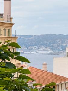 een uitzicht op het water vanuit een gebouw bij Le soulier de notre dame in Marseille