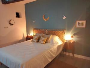 - une chambre avec un lit doté de draps et d'oreillers blancs dans l'établissement La Bergeronnette, à Montreuil-Bellay