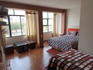 科帕卡巴納的住宿－H.Espejo，一间卧室设有一张床和一个大窗户