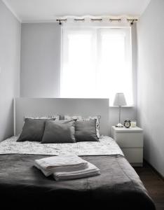 um quarto com uma cama com duas toalhas em Bohaterów Modlina Point by sleepwell em Nowy Dwór Mazowiecki