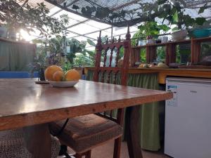 テヒーナにあるTwin room in the greenhouse close to mountains and surf paradiseの木製テーブル(果物入り)