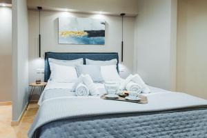 Un pat sau paturi într-o cameră la Veria Panorama Luxury Suite with Garden 2