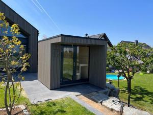 a modern house with a black exterior at Eifel 2.0 in Bad Münstereifel