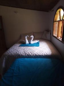 two people laying on a bed in a bedroom at MI CABAÑA DE DESCANSO in Cucaita
