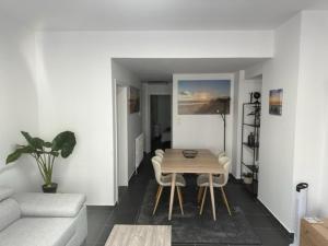 ein Wohnzimmer mit einem Tisch und einem Sofa in der Unterkunft Appartement Justine in Blankenberge