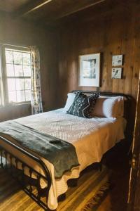 a bedroom with a large bed in a room at Downtown-Urban Cabin Unique Stay in Murfreesboro
