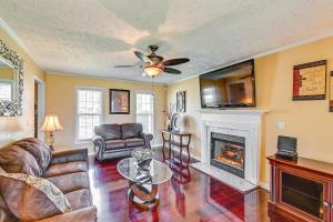 Φωτογραφία από το άλμπουμ του Roomy Fayetteville Home Rental with Screened Porch! σε Hope Mills