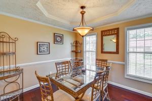 Φωτογραφία από το άλμπουμ του Roomy Fayetteville Home Rental with Screened Porch! σε Hope Mills