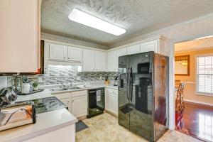 Φωτογραφία από το άλμπουμ του Roomy Fayetteville Home Rental with Screened Porch! σε Hope Mills +19 φωτογραφίες