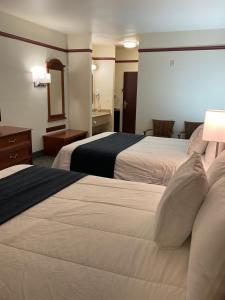 Postel nebo postele na pokoji v ubytování Budget Host Inn and Suites Cameron