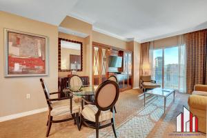 een woonkamer met een tafel en stoelen en een bank bij MGM Signature-30-721 1Br2Ba F1 Strip View Balcony in Las Vegas