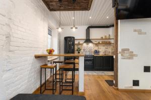 a kitchen with a bar with stools at Tartu tn Apartement in Võru