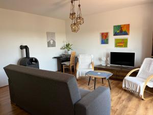 un soggiorno con un divano e un tavolo di Annamaria Home a Pola (Pula)