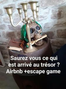 Una lámpara con un cráneo encima. en Appart Aventure, logement entier + escape game !, en Reims