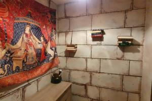 un tapiz colgado en una pared en una habitación en Appart Aventure, logement entier + escape game !, en Reims