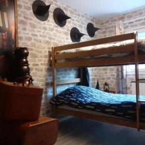 1 dormitorio con 1 litera con sombreros en la pared en Appart Aventure, logement entier + escape game !, en Reims
