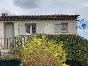 Cette maison en pierre dispose d'un balcon et de fenêtres. dans l'établissement Appartement de Charme au calme Parking gratuit, à La Colle-sur-Loup
