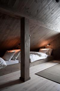 2 camas en una habitación con techos de madera en Strandafjellet Panorama Lodge - Large Cabin with Majestic Mountain View, en Stranda