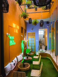 una habitación con mesas y sillas y una habitación con plantas en ONCE UPON A TIME IN MEXICO - KASA KAKTUS, en Ciudad de México