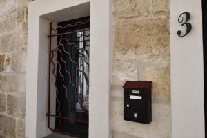 une porte avec une boîte aux lettres à côté d'un bâtiment dans l'établissement Maison de village rénovée !, au Grau-du-Roi
