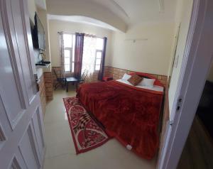 Postel nebo postele na pokoji v ubytování Shimla Regency
