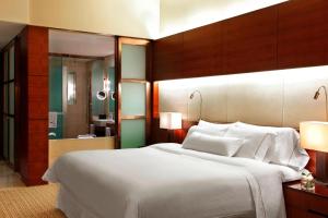 Postel nebo postele na pokoji v ubytování The Westin Guangzhou