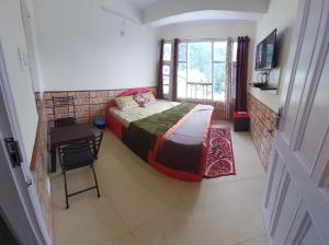 Postel nebo postele na pokoji v ubytování Shimla Regency
