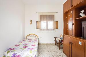 Habitación pequeña con cama y ventana en Casa Rural Teresita Entera Tranquila Llena de Bienestar, en Güímar