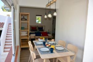 Et opholdsområde på Waterfront apartment - 4 sleeps