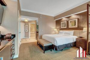 um quarto de hotel com uma cama grande e uma casa de banho em MGM Signature-32-715 F1 Track & Strip View Balcony em Las Vegas
