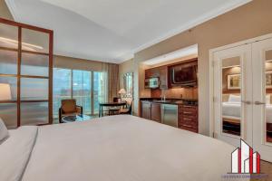 um quarto grande com uma cama grande e uma cozinha em MGM Signature-32-715 F1 Track & Strip View Balcony em Las Vegas mais 63 fotografias