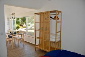 En eller flere senge i et værelse på Waterfront apartment - 4 sleeps