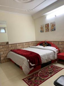 Postel nebo postele na pokoji v ubytování Shimla Regency