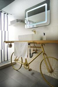 La salle de bains est pourvue d'un vélo, d'un lavabo et d'un miroir. dans l'établissement Cabaña El Encino II En Real del Monte, à Mineral del Monte