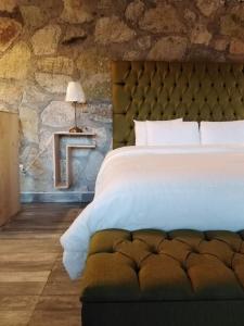 - une chambre avec un lit et une table avec une lampe dans l'établissement Cabaña El Encino II En Real del Monte, à Mineral del Monte